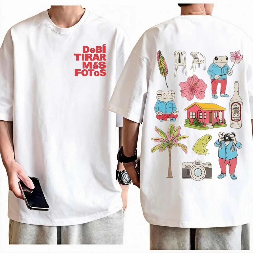 Foto Street Fashion - เสื้อยืดฮิปฮอปแฟชั่นวินเทจสำหรับผู้ชายและผู้หญิง เสื้อยืดแร็ปเปอร์ Bad Bunny ลาย Debi