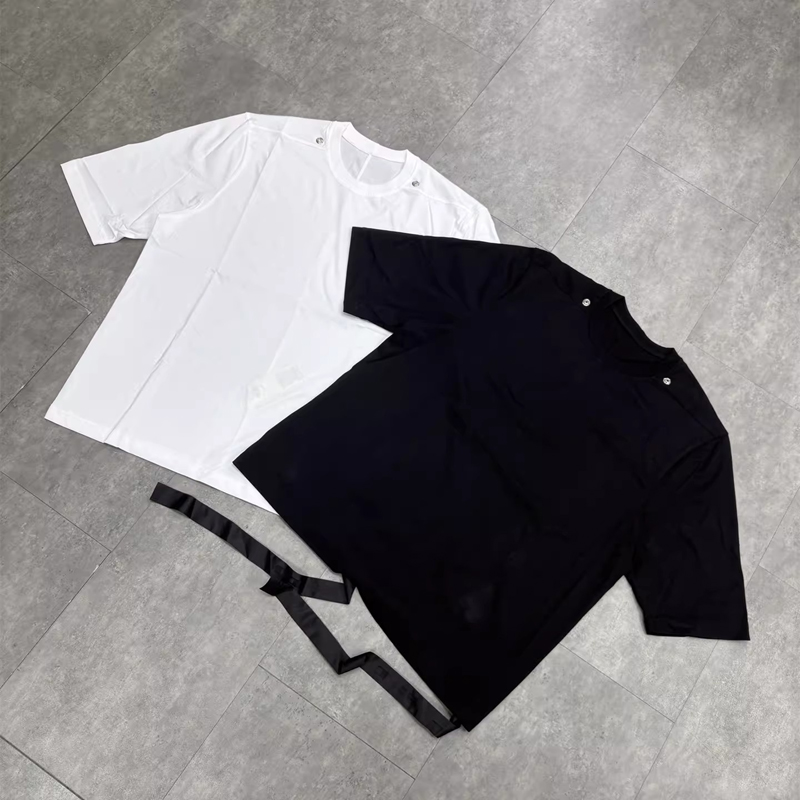 Longline Tee Oversized - เสื้อยืดโอเวอร์ไซส์สไตล์ RO พร้อมป้ายโลหะติดกระดุม แบรนด์แฟชั่นคุณภาพสูง ทรงหลวม แขนสั้น