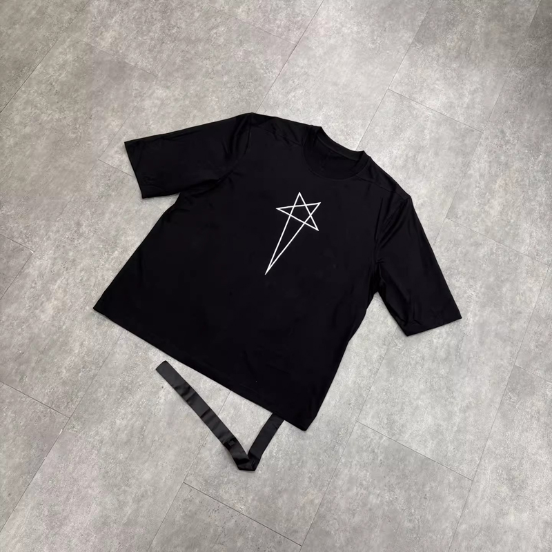 Longline Tee Oversized - เสื้อยืดโอเวอร์ไซส์สีดำลายดาวสีขาวสไตล์ RO สำหรับผู้ชายและผู้หญิง สไตล์ฮิปฮอปแนวสตรีท แขนสั้นทรงหลวมพร้อมสายคล้องยาว