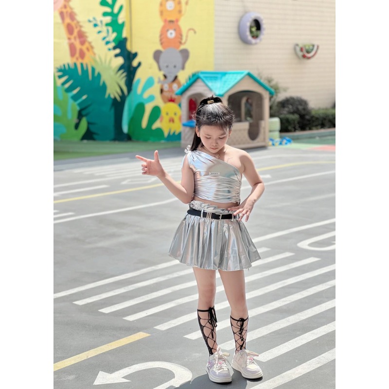Street Fashion Kpop - ชุดเต้นแจ๊สเคป๊อปสำหรับเด็กผู้หญิง เสื้อครอปสีเงิน กระโปรงจีบ ชุดแฟชั่นสำหรับงานแสดงบนรันเวย์ ชุดสตรีทเท่ๆ สไตล์สตรีทแวร์
